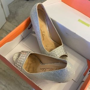 MAKE AN OFFER Wedding shoes size 5